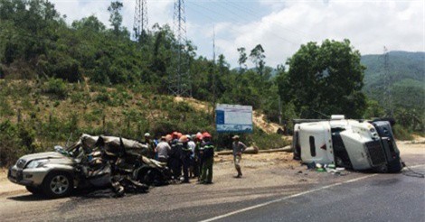 Xe container lật đè ôtô khiến hai người tử vong, phát hiện 5.500 gói shisha không rõ nguồn gốc