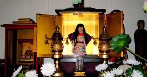 Bí ẩn con búp bê tóc mọc dài liên tục trong đền thờ Nhật Bản