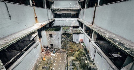 Cận cảnh "khu chợ ma" đổ nát từng là nơi đắt giá nhất thế giới