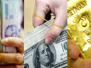 GIÁ VÀNG NGÀY 1/5: USD tăng vọt, vàng 'lao dốc'