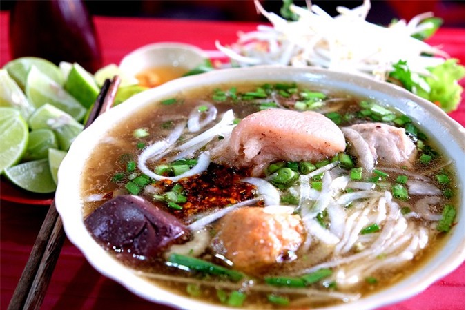 Quán bún chả Huế thơm mùi khói trong quán nhỏ Sài Gòn