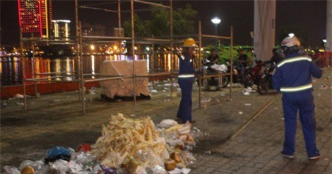 Đường phố Đà Nẵng biến thành "biển rác" sau đêm hội pháo hoa