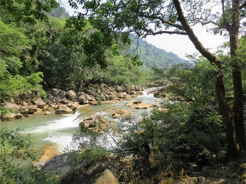 Vẻ đẹp hoang sơ của suối nước Moọc