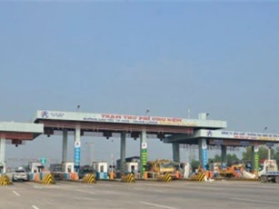 Bị truy đuổi, băng trộm bỏ lại 2,8 tỷ đồng