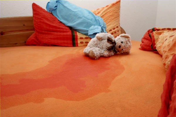 Cách khử sạch mùi khai trên nệm