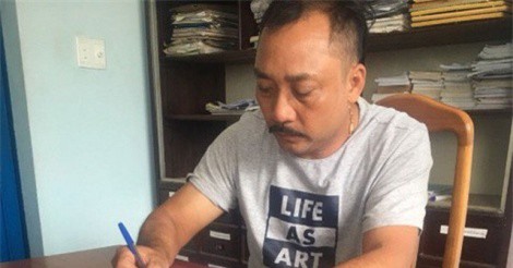 Khám xét nhà trùm gỗ lậu, thu giữ sổ sách ghi chép chi tiết việc chung chi