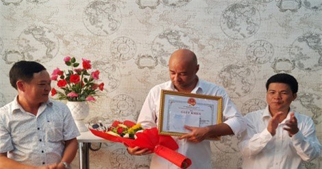 Khen thưởng hai người nước ngoài cứu hai cháu bé trong căn nhà cháy