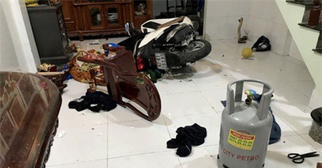 Mâu thuẫn với cha, nam thanh niên ôm bình gas cố thủ trong nhà