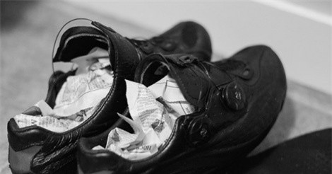 Mẹo hay giúp hong khô giày nhanh trong ngày trời mưa ẩm