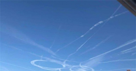 Phi công Mỹ lại bị nghi vẽ 'của quý' trên trời