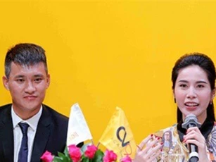 Thuỷ Tiên diện set trang phục hơn một tỷ đồng sánh cùng Công Vinh
