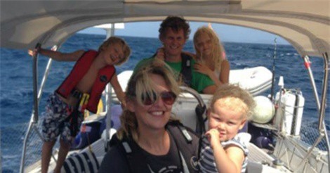 Triệu phú Anh lái thuyền đưa vợ và 3 con nhỏ đi khắp thế giới
