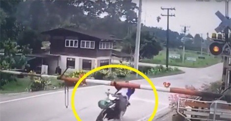 Clip: Vượt ẩu, người phụ nữ điều khiển xe máy nhận “cái kết đắng”