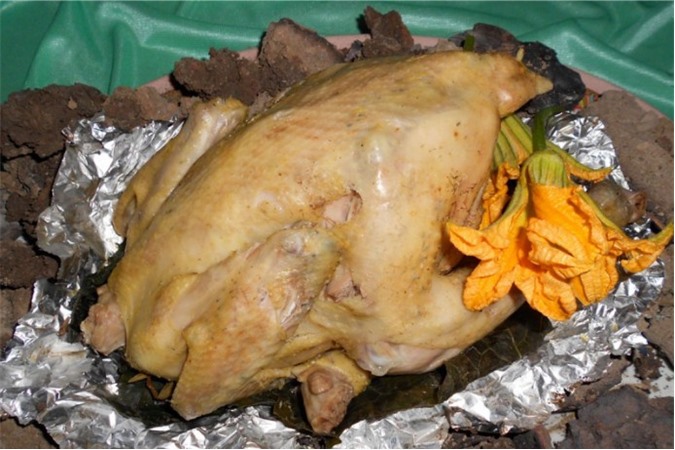 Gà nướng đất sét - món ăn dân dã nổi tiếng thơm ngon