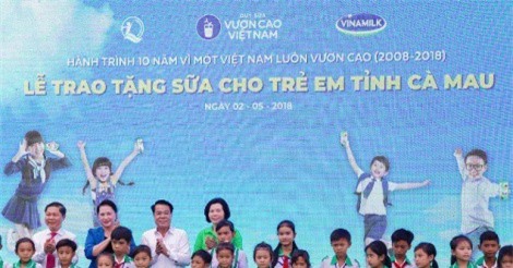 Vinamilk trồng cây và trao sữa ở Cà Mau