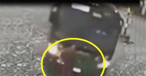 Clip: “Chui” gầm xe bus, người phụ nữ vẫn may mắn thoát chết