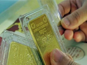 GIÁ VÀNG NGÀY 4/5: Tăng mạnh vì USD suy giảm