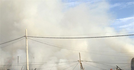 Khu lán trại của hàng trăm công nhân ven Sài Gòn bốc cháy ngùn ngụt