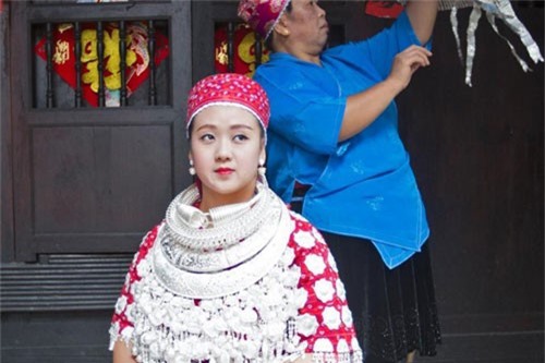 Nơi phụ nữ đeo trang sức nặng 10kg để lấy được chồng