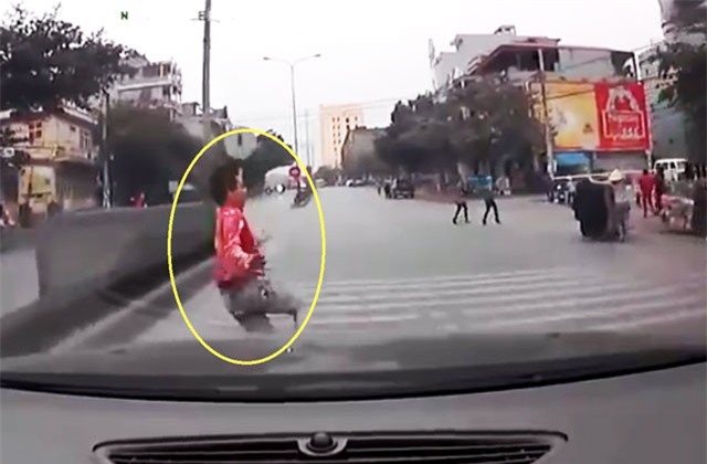 Clip: Băng qua dải phân cách, nam thanh niên “chui” gầm xe ôtô ở Quảng Ninh