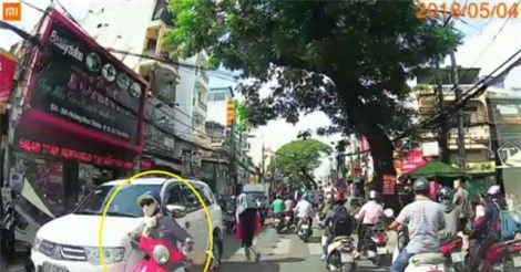 Clip: Cái kết “đắng” cho "nữ ninja" khi sang đường không quan sát