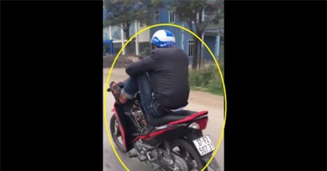 Clip: Nam thanh niên ở Nghệ An điều khiển xe máy “bằng chân” 