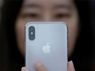 Giá trị Apple vượt 900 tỷ USD nhờ Warren Buffett