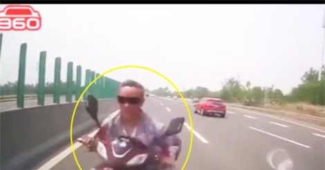 Clip: Chạy xe máy ngược chiều, người đàn ông bị ôtô đâm văng xa chục mét