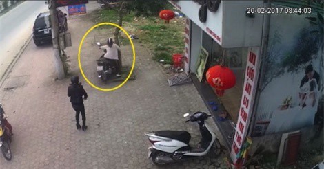 Clip: Mẹ quên không tắt máy, con vặn ga khiến xe máy tông vào gốc cây