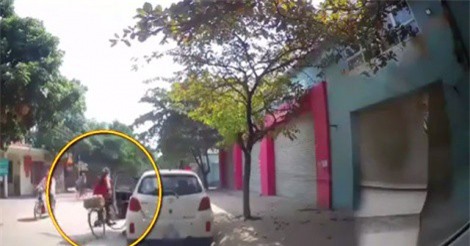 Clip: Mở cửa xe không quan sát, tài xế ôtô ở Hà Nội khiến bé gái ngã văng xuống đường