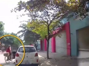 Clip: Mở cửa xe không quan sát, tài xế ôtô ở Hà Nội khiến bé gái ngã văng xuống đường