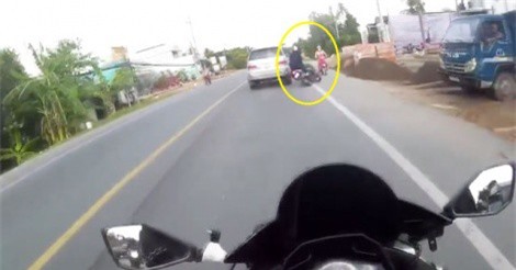 Clip: Tông 3 người đang đi xe máy, Toyota Inova ở Tiền Giang tăng ga bỏ chạy