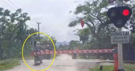 Clip: Xem thường tính mạng, hàng chục người dân ở Thanh Hóa nối đuôi nhau băng qua đường sắt bất chấp tín hiệu đèn