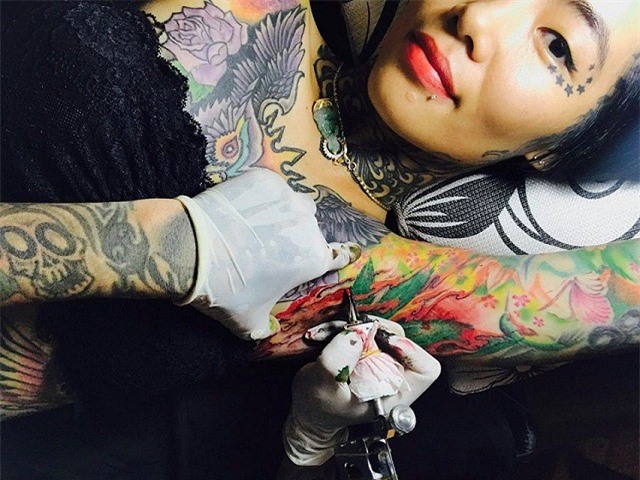 Cô chủ 9X Sài thành hết cạo trọc đầu tậu hình xăm lại “phủ mực” vùng “nhạy cảm”