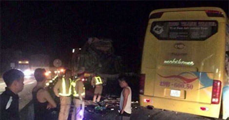 Ôtô khách tông xe container khiến 16 người thương vong