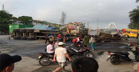 2 xe container va chạm rồi nổ tung trước cổng trường khiến 2 người tử vong