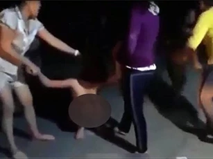 Đánh ghen lột đồ, cắt tóc tình địch rồi phát tán lên mạng