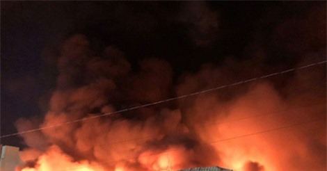 Kho giấy 3.000 m2 ở Sài Gòn đổ sập sau hỏa hoạn