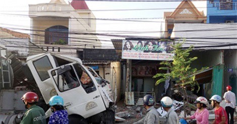 Xe bồn chở xăng tông sập hai căn nhà ở Vũng Tàu