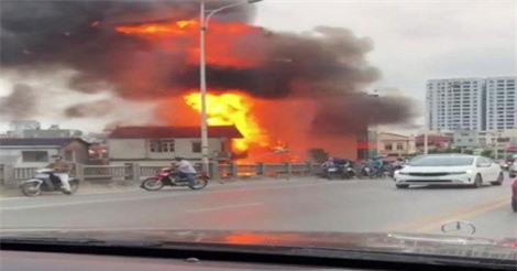 Cháy lớn gần chân cầu Vĩnh Tuy, một cụ già tử vong