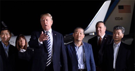 Clip: Đích thân TT Trump chào đón 3 công dân Mỹ trở về từ Triều Tiên