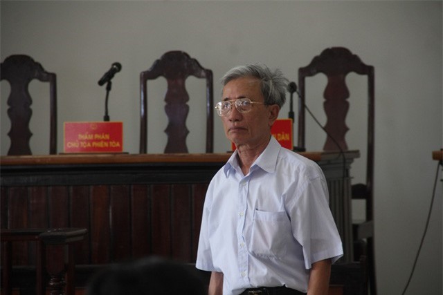 Cụ ông 78 tuổi dâm ô hàng loạt bé gái, than sức yếu trước ngày ra tòa