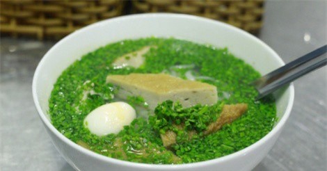 Quán bánh canh chả cá đầy hẹ ở Sài Gòn