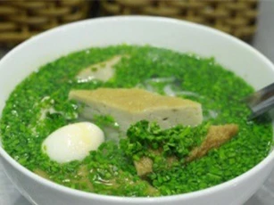 Quán bánh canh chả cá đầy hẹ ở Sài Gòn