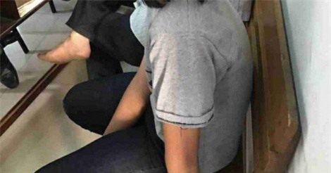 Bé gái 13 tuổi bị còng tay ở phường: Chính quyền thừa nhận việc khống chế