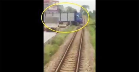 Clip: Bất chấp nguy hiểm, xe tải cố tình chắn ngang đường ray khi tàu sắp tới