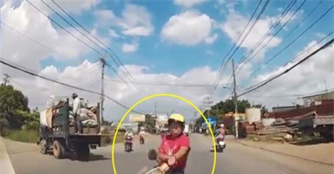 Clip: Vượt ẩu, xe máy "đấu đầu" với ôtô đi ngược chiều