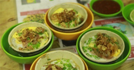 Đủ món ăn vặt miền Trung trong hẻm nhỏ Sài Gòn