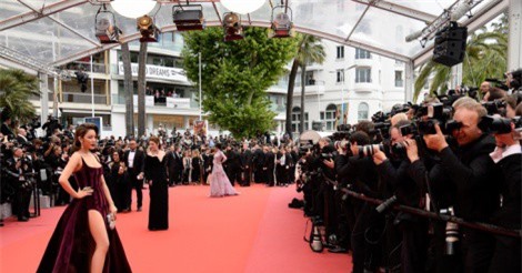 Lý Nhã Kỳ mặc xẻ bạo trên thảm đỏ Cannes