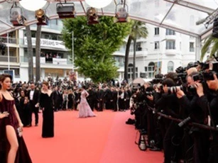 Lý Nhã Kỳ mặc xẻ bạo trên thảm đỏ Cannes